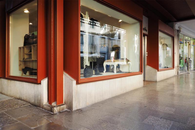 dettaglio delle vetrine al pianoterra