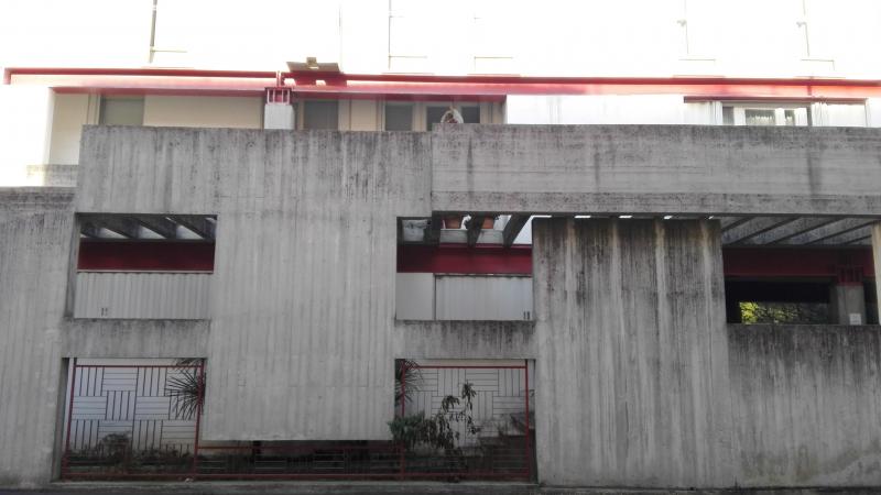 sistema che scherma gli appartamenti del piano terra dalla strada carrabile