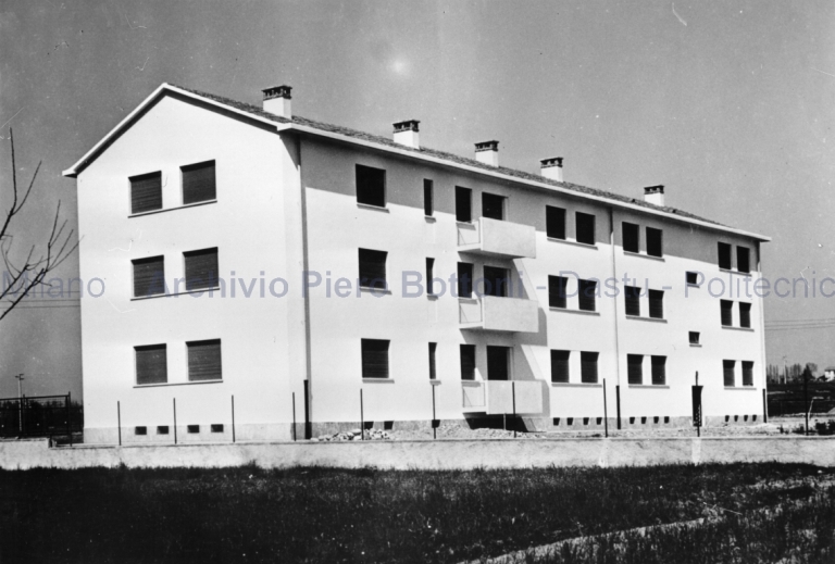 Casa Ina-casa in via N. Bianchi 11 a Robbiano, Giussano (Mi), 1951-52. Veduta prospetto sud-est, positivo, bianco e nero. (Archivio Piero Bottoni, DAStU, Politecnico di Milano)