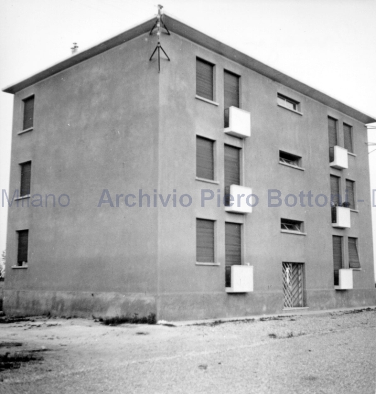 Casa Ina-casa in via San Domenico Savio a Ornago (Mi), 1951. Veduta del prospetto sud-est, positivo, bianco e nero. (Archivio Piero Bottoni, DAStU, Politecnico di Milano)