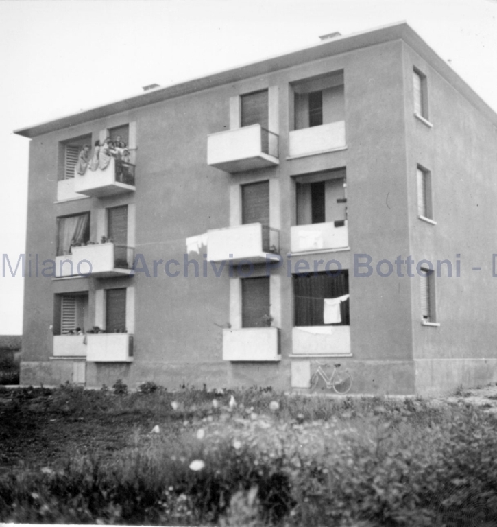 Casa Ina-casa in via San Domenico Savio a Ornago (Mi), 1951. Veduta del prospetto sud-ovest, positivo, bianco e nero. (Archivio Piero Bottoni, DAStU, Politecnico di Milano)