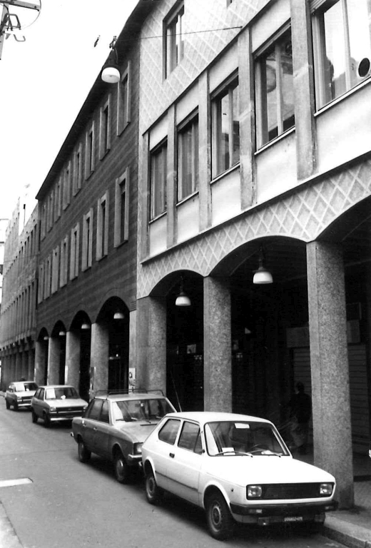 Edificio per abitazioni e uffici, via Falcone, Milano. Vista d'insieme. Copia xerografica impaginata su cartoncino