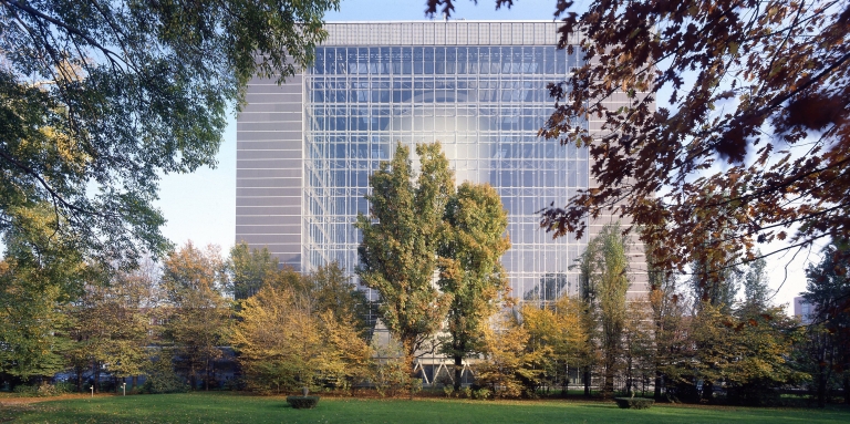 Pirelli Headquarters, Bicocca, Milano. Vista diurna della facciata ovest