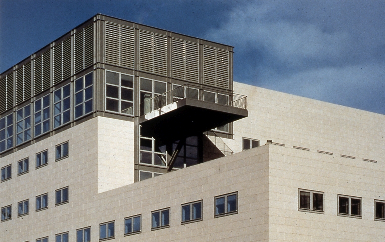 Edificio Siemens, Bicocca, Milano. Dettaglio della connessione tra volumi dell'edificio