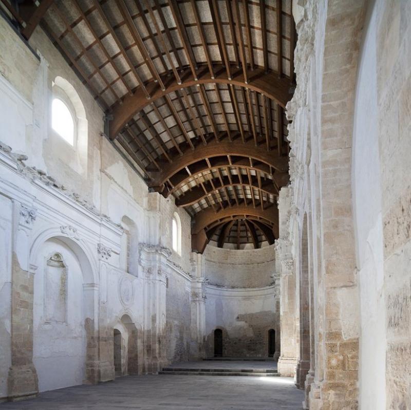 Interno, copertura a volta in legno lamellare