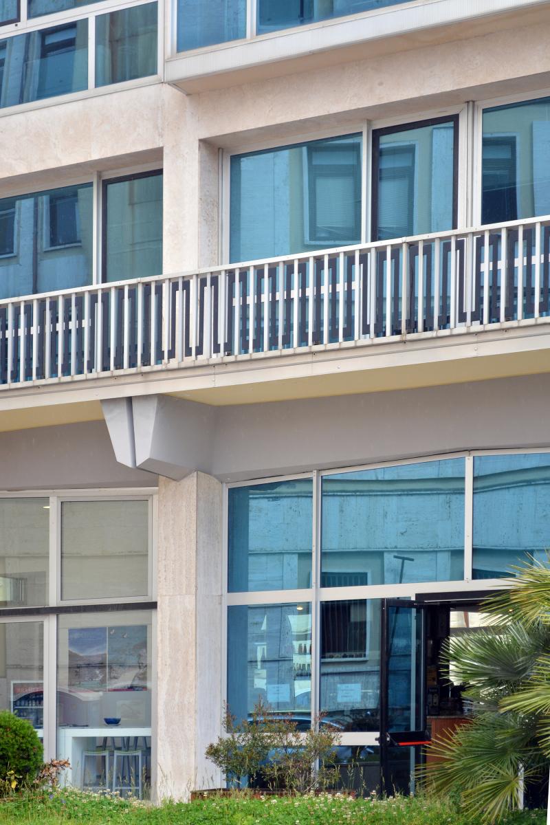 Particolare prospetto principale con elementi strutturali