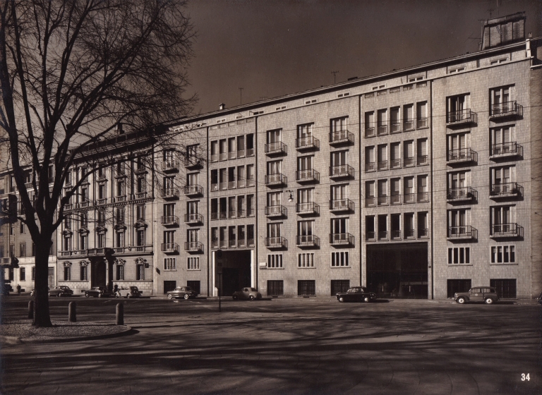Edificio per abitazioni, negozi e uffici, piazza Sant'Ambrogio - via Carducci, Milano. Facciata verso piazza Sant'Ambrogio. Stampa fotografica b/n