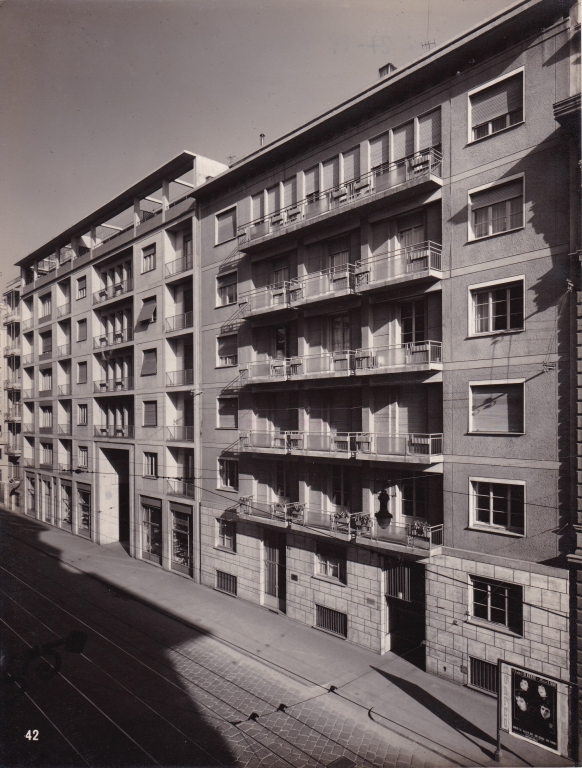 Edificio per abitazioni, negozi e uffici, piazza Sant'Ambrogio - via Carducci, Milano. Facciata verso via Carducci. Stampa fotografica b/n