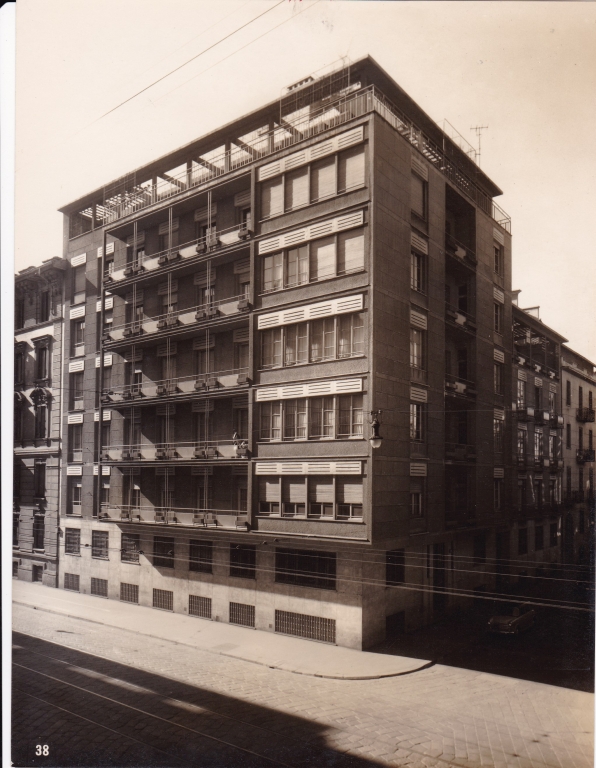 Edificio per abitazioni, via Carducci, Milano. Vista angolo via Carducci-via Marradi. Stampa fotografica b/n