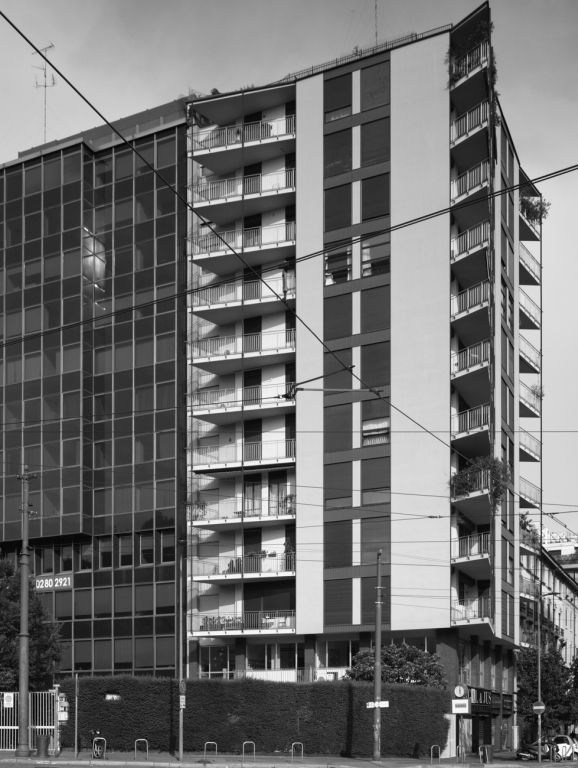 L'edificio visto da piazza della Repubblica