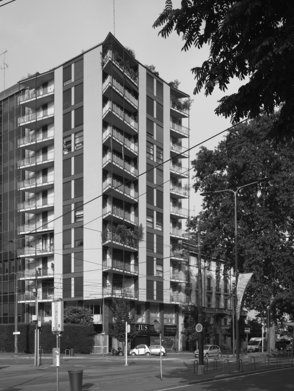 L'edificio visto da piazza della Repubblica