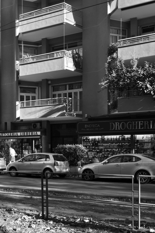 Particolare balconi e negozi