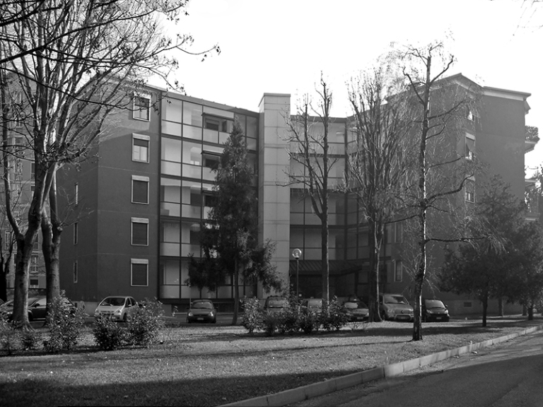 Vista facciata verso il giardino e corpo scala