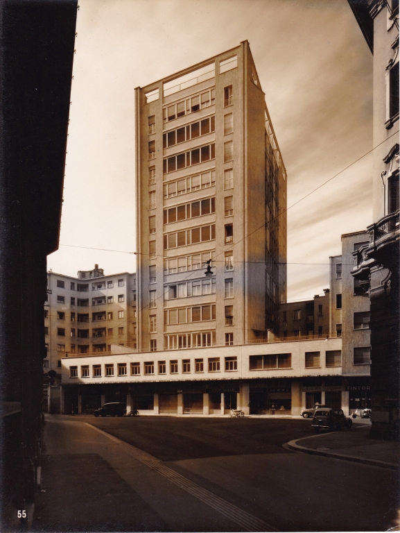 Complesso Pollux, via Camminadella, Milano. Vista da via Camminadella. Stampa fotografica b/n