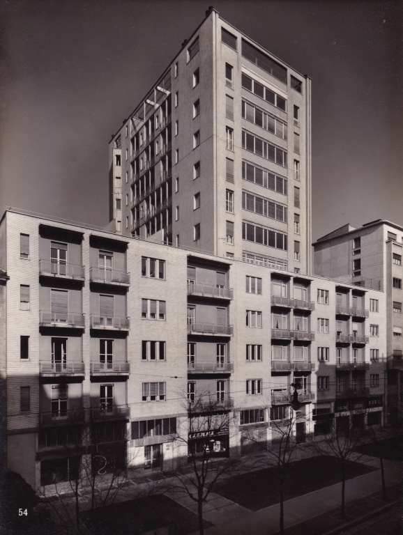 Complesso Pollux, via Camminadella, Milano. Vista da via De Amicis. Stampa fotografica b/n