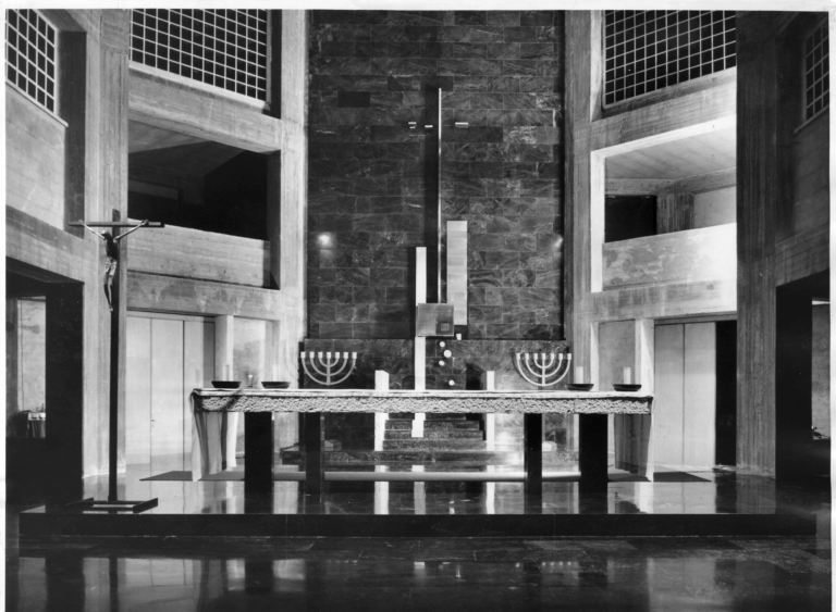 Chiesa di San Gerolamo Emiliani, Milano. Vista dell'altare. Stampa fotografica b/n