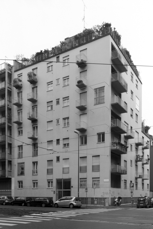 L'edificio visto dall'incrocio tra le vie Faruffini e Colonna