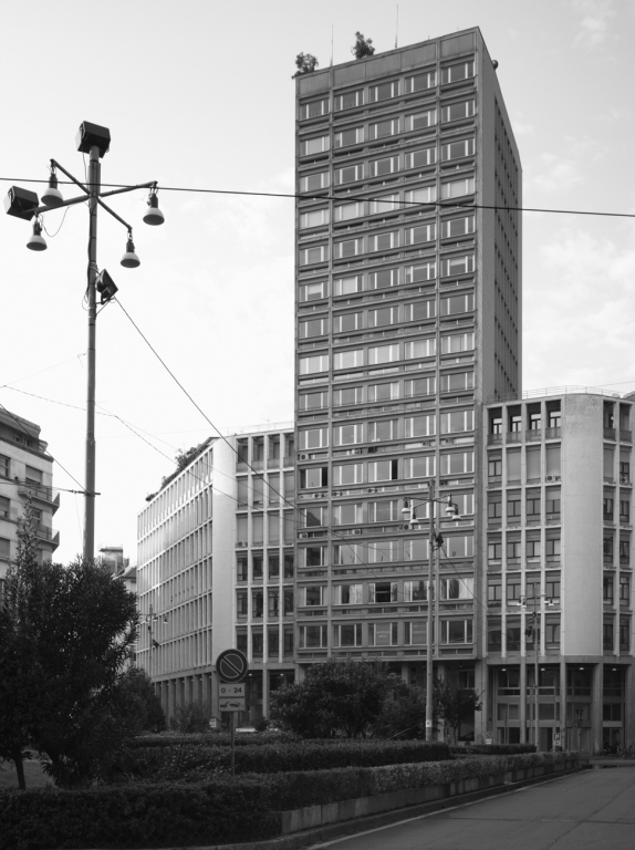 L'edificio visto da piazza Diaz