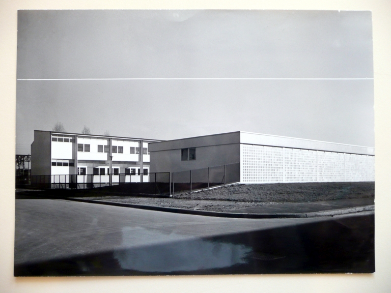 Vista esterna della scuola. Copia fotografica b/n