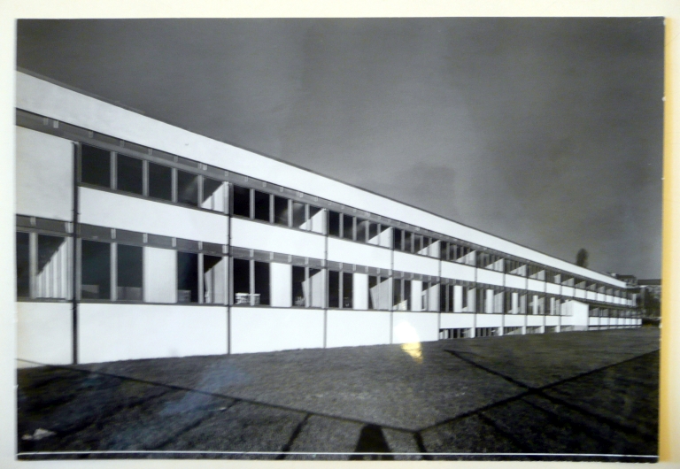 Vista esterna della scuola. Copia fotografica b/n