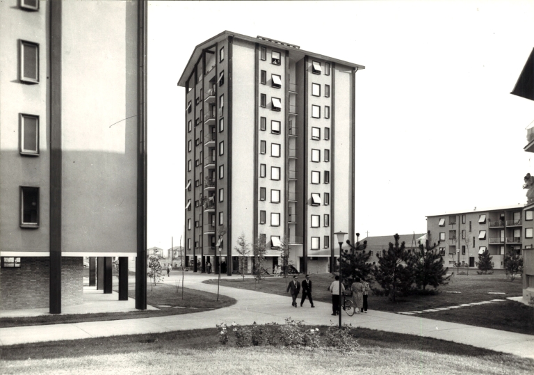 Quartiere Pirelli, Cinisello Balsamo. Vista d'insieme con casa a torre. Stampa fotografica b/n. P. 50