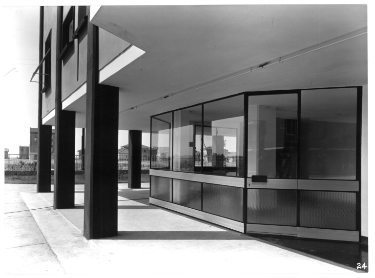 Quartiere Pirelli, Cinisello Balsamo. Particolare dell'atrio di una casa a torre. Stampa fotografica b/n. P. 50