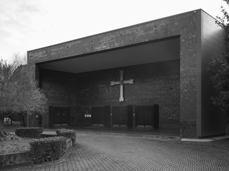 La facciata rivolta verso il sagrato