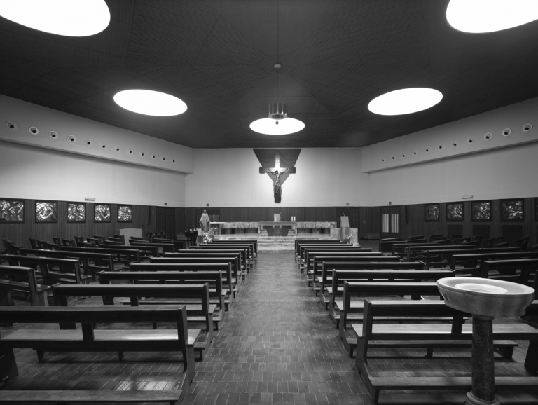Gli interni dell'aula liturgica, illuminati dalle cupole in plexiglas poste sulla copertura in cemento
