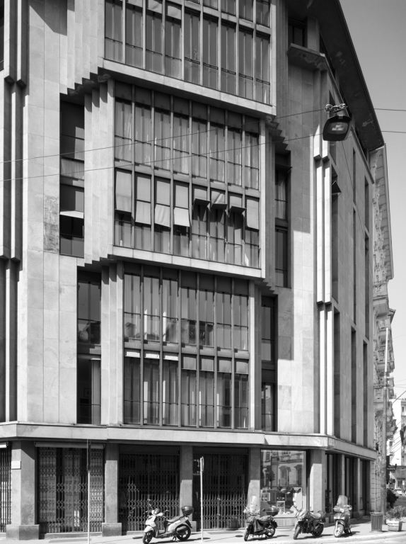 Dettaglio del volume in aggetto che svuota la facciata inclinata