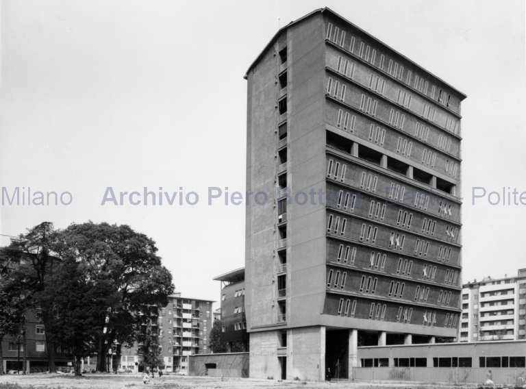 Veduta del prospetto sud-est Palazzo comunale, positivo, bianco e nero. Palazzo comunale di Sesto San Giovanni (Mi), 1961-71