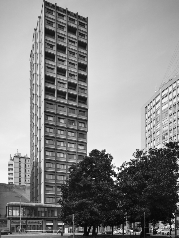 Il fronte laterale rivolto a via Tarchetti, su cui affacciano le logge degli appartamenti