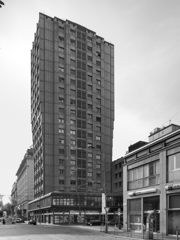 L'edificio visto da via Turati