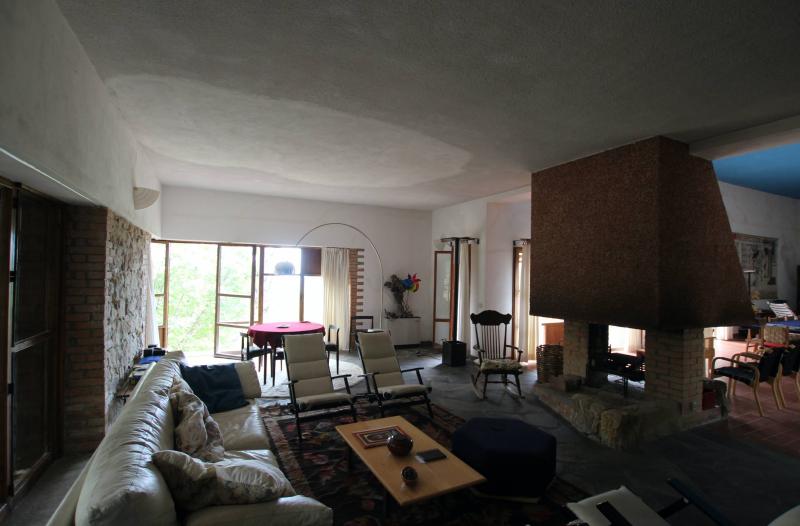 Interno, soggiorno con il focolare