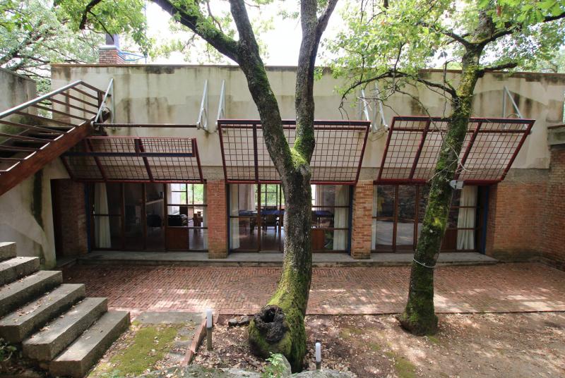 Particolare del prospetto con la scala esterna