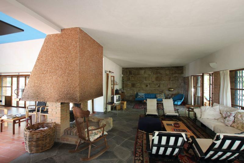 Interno, soggiorno con il focolare