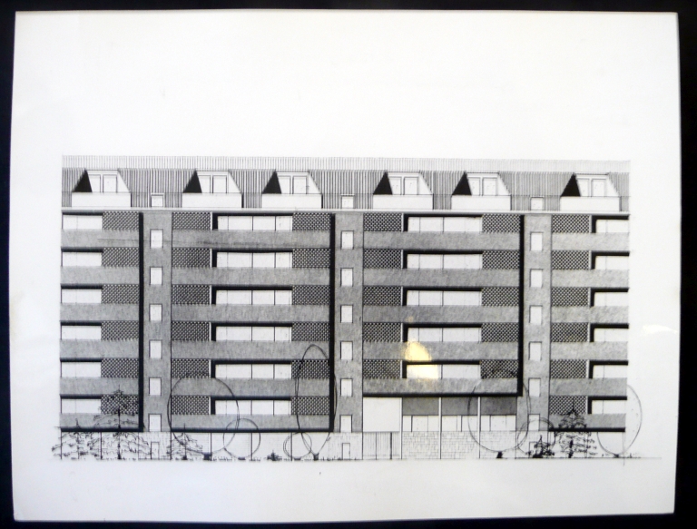 Prospetto verso l'esterno di abitazioni del quartiere. Stampa fotografica b/n