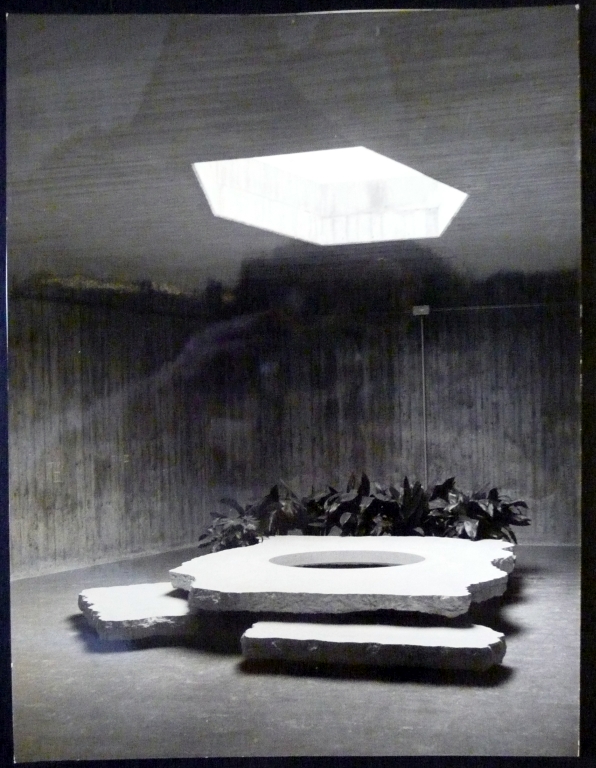 Fonte battesimale. Stampa fotografica b/n