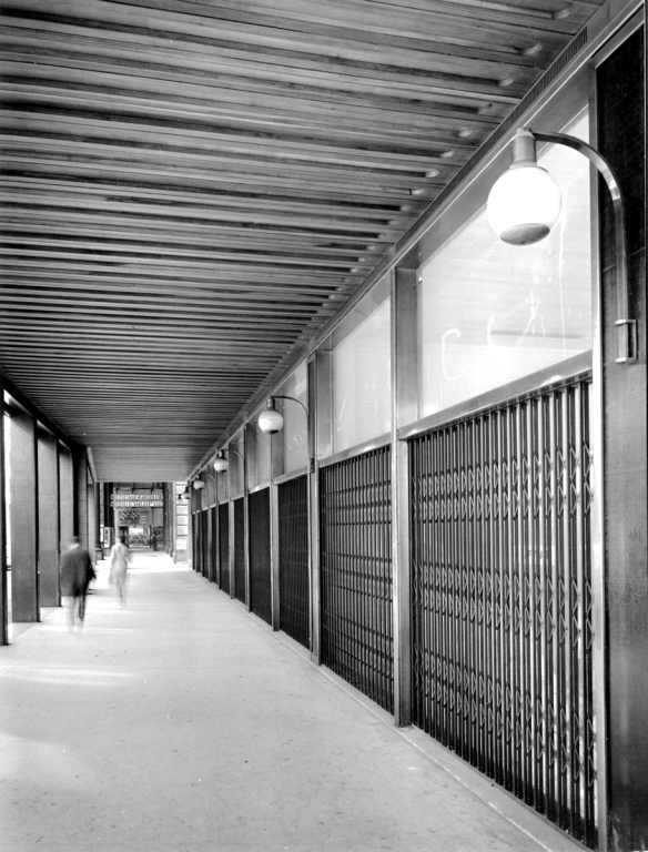Vista del portico da via Cesare Beccaria, foto d'epoca. Stampa fotografica b/n