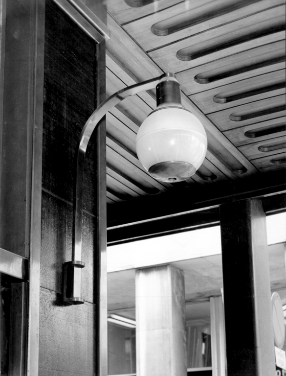 Portico, particolare lampada per illuminazione non più esistente, foto d'epoca. Stampa fotografica b/n