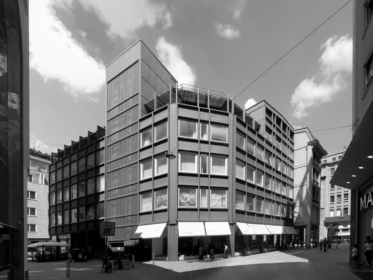 Le facciate su via della Passarella