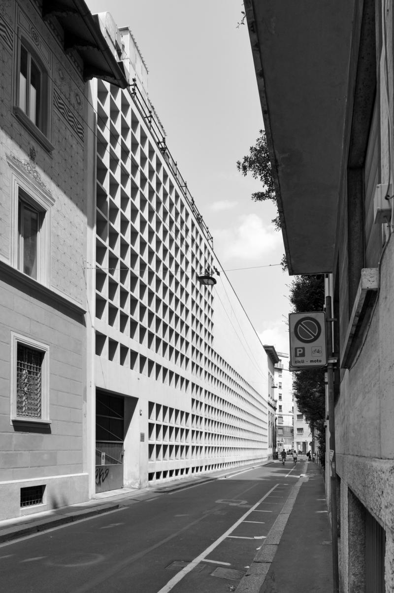 La facciata su via della Guastalla caratterizzata dalla griglia regolare e ininterrotta delle aperture quadrate