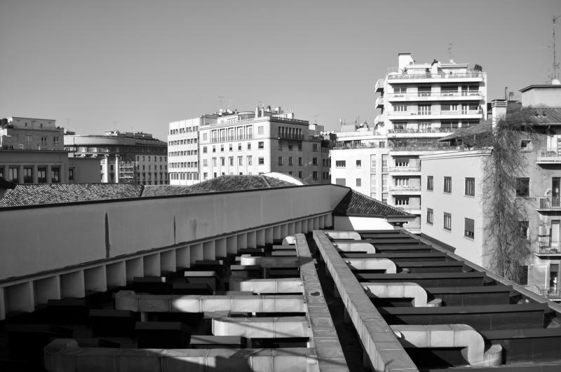 La copertura con la sequenza del sistema originario dei lucernari alterato dalla presenza delle canalizzazioni degli impianti