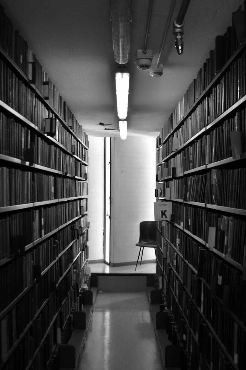 Interno della torre libraria con il sistema di aperture a pareti inclinate verso il giardino