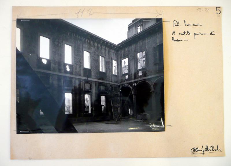 Il cortile prima dei lavori. Stampa fotografica b/n pinzata su cartoncino