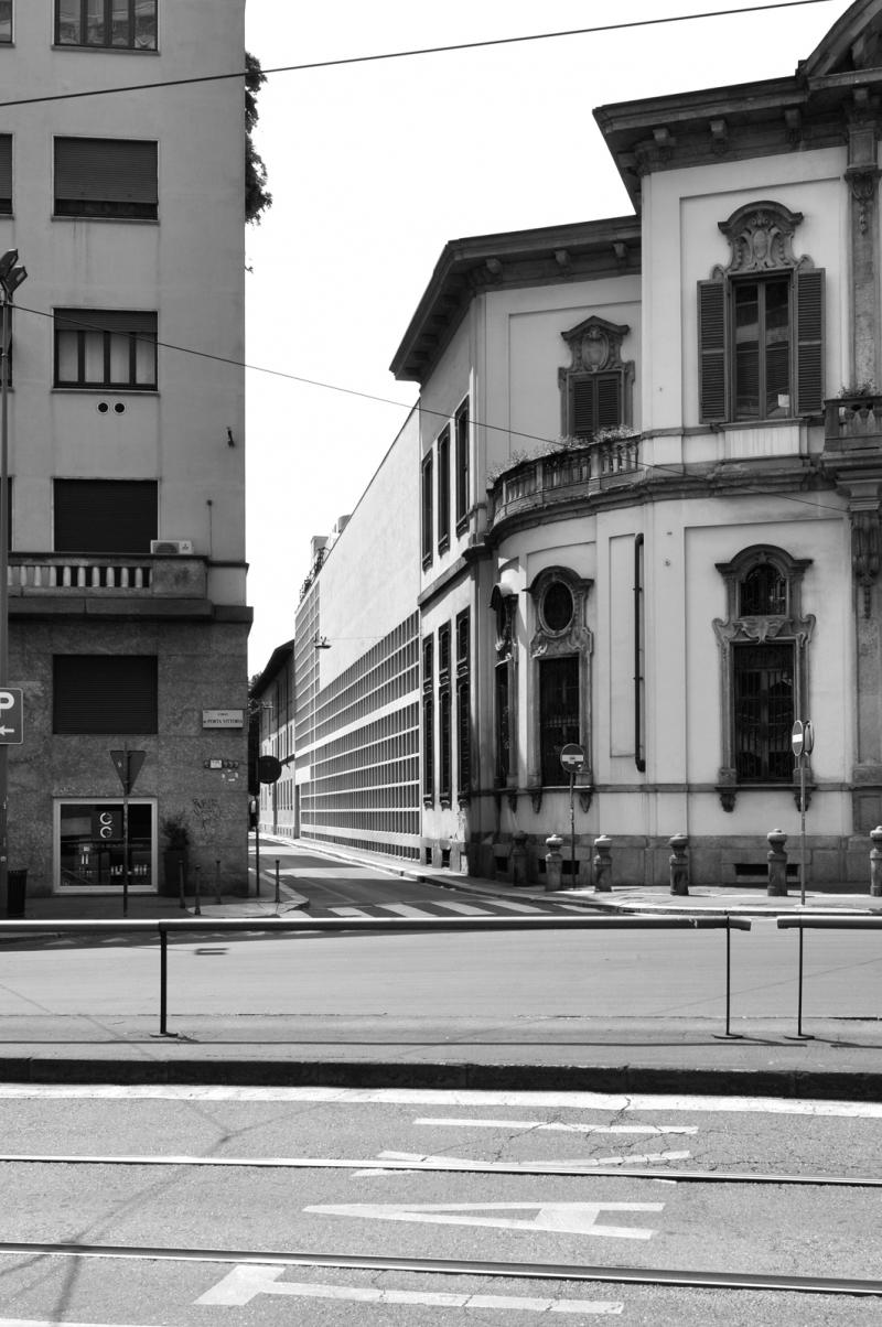 Il corpo di fabbrica su via della Guastalla e la facciata principale dell'edificio storico