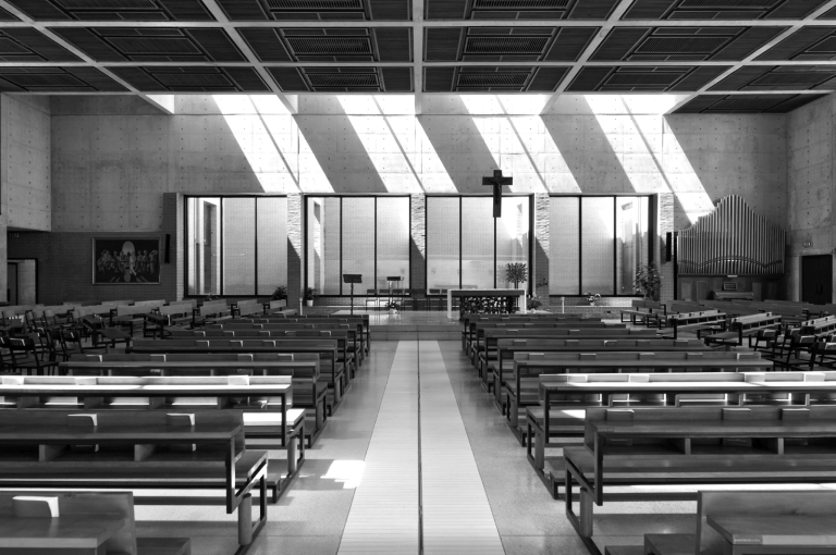 Vista aula liturgica verso l'altare