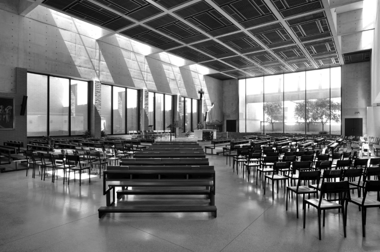 Vista aula liturgica verso l'altare e l'orto degli ulivi