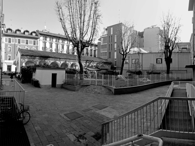 Scorcio del fianco rivolto verso il Lazzaretto, con in evidenza il volume dell'ex-cinema-teatro Modena che si sviluppa in profondità nel lotto