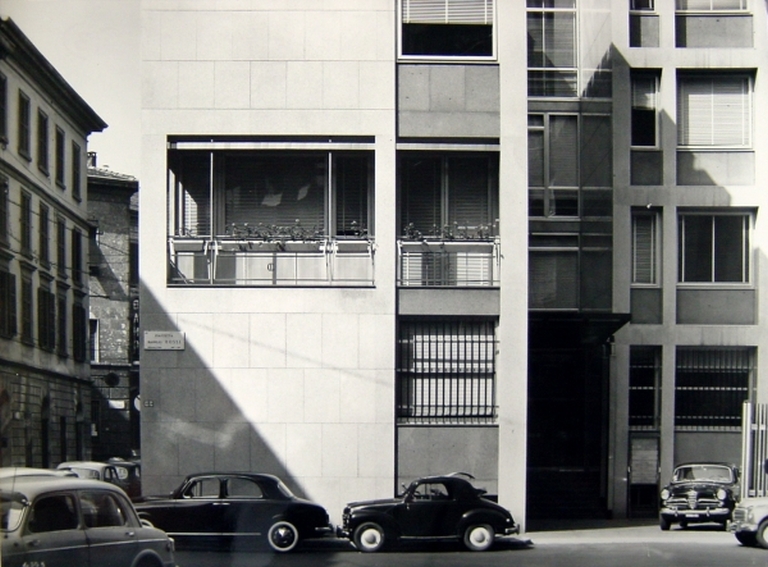 Fotopiano di dettaglio della facciata principale, foto d'epoca. Stampa fotografica b/n