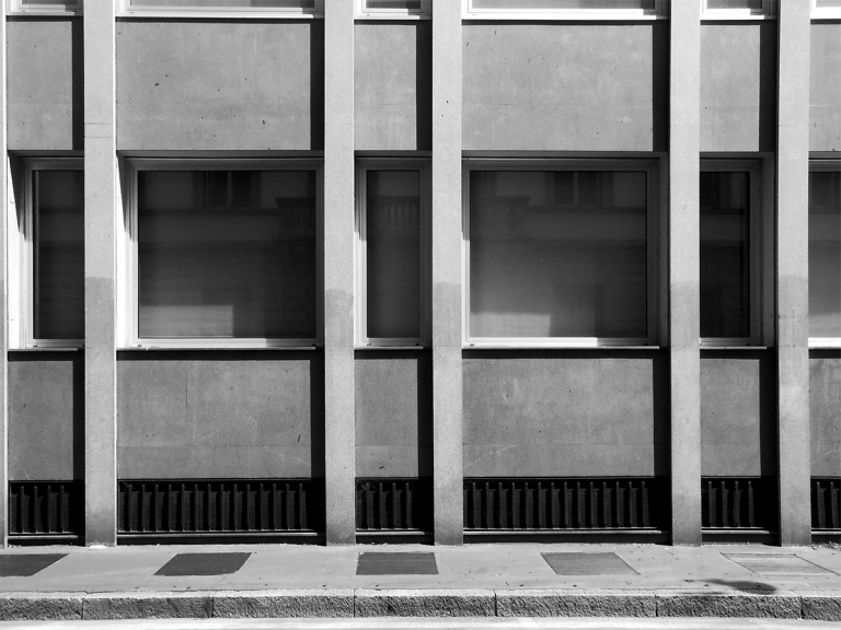 Dettaglio della facciata su via Arrigo Boito, con in evidenza la presenza dei soli elementi verticali della griglia razionale